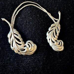 VINTAGE STERLING SILVER DOUBLE LEAF PIN MINT CONDITION